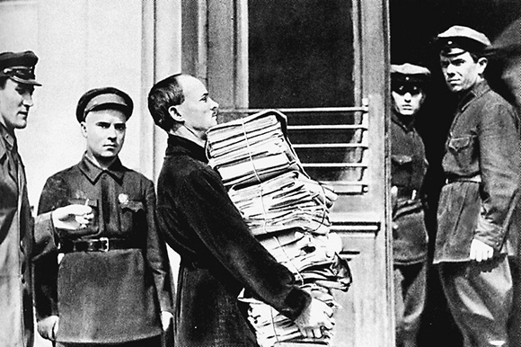 Доставка папок с документами по «Шахтинскому делу» на процесс
