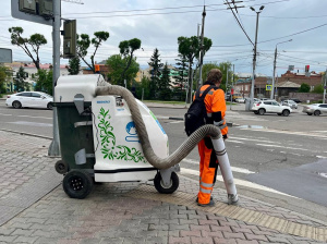 В Красноярске на уборке улиц задействованы три вида дорожных пылесосов