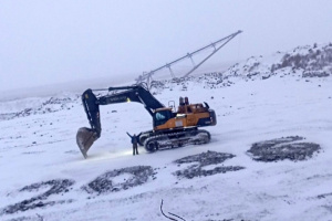 Экскаваторщик из Варваровки нарисовал ковшом и грунтом новогоднее поздравление