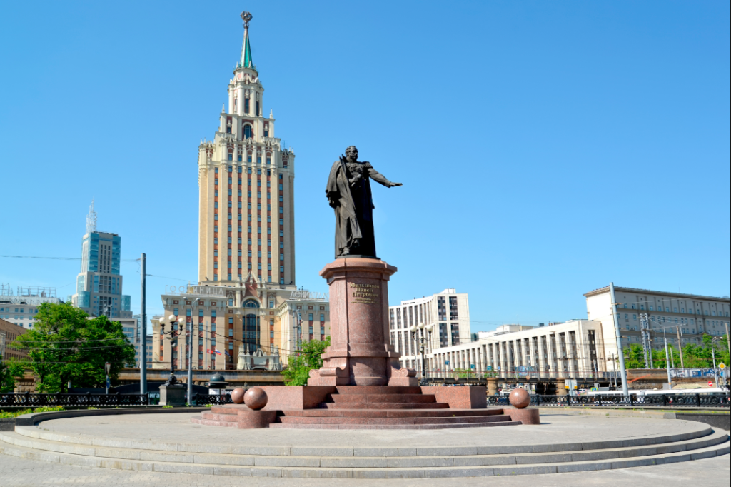 Памятник Мельникову на 3х вокзалах.png